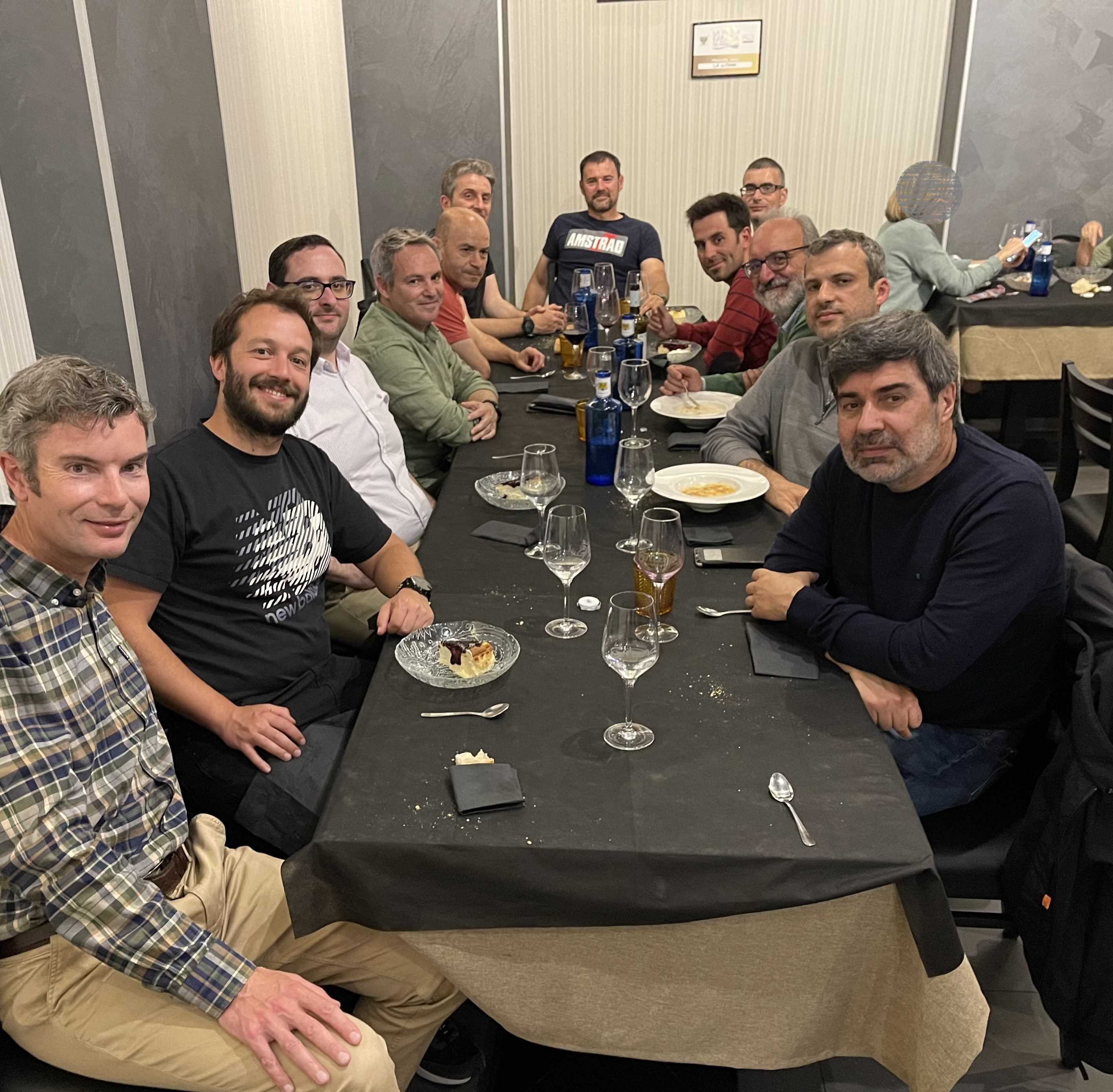 Miembros del área y antiguos compañeros en la cena de navidad del año 2022