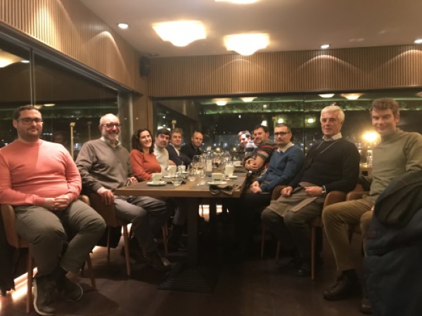 Miembros del área y antiguos compañeros en la cena de navidad del año 2021